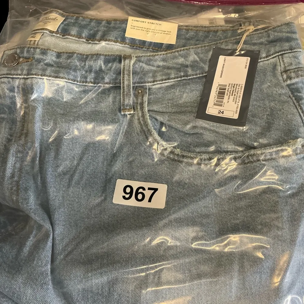 Women's High-Rise 90's Straight Jeans - Universal Thread™
Vintage Light Wash 30 - Image 9