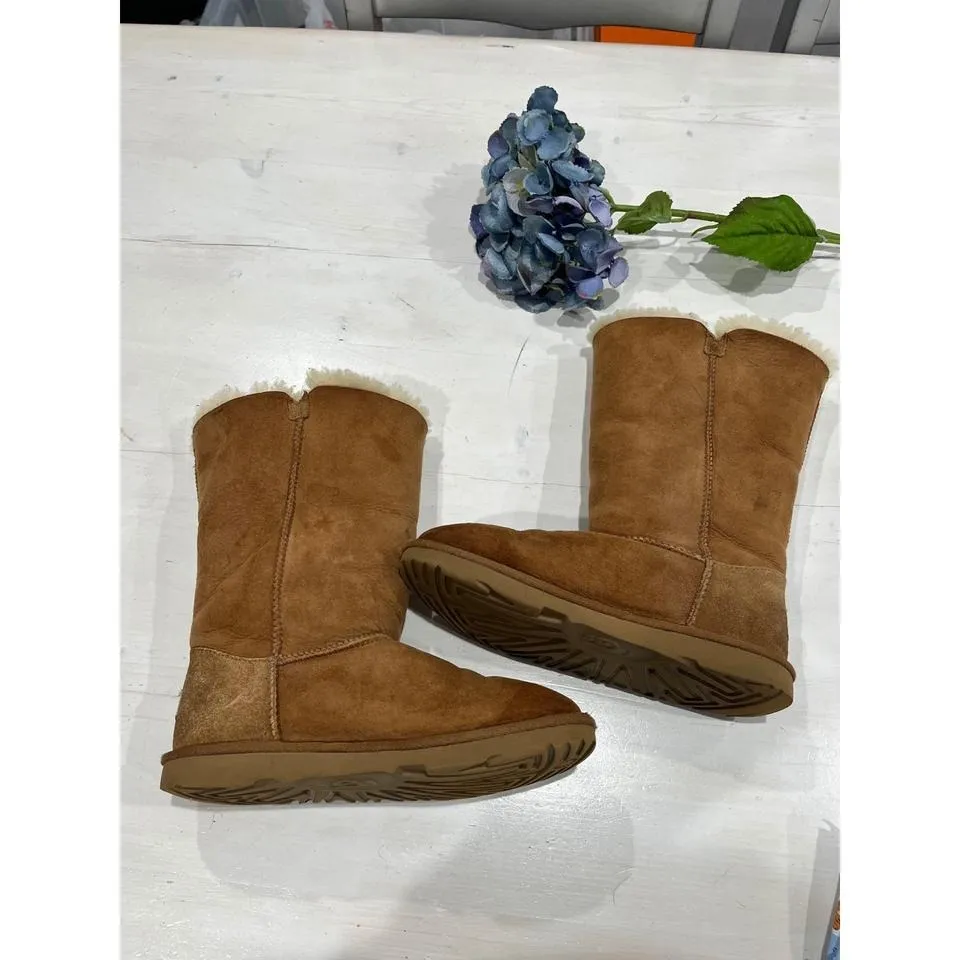 UGG Button Bailey Boots Chestnut Brown Suede‎ Sheepskin Lined Boots Size 8 - Image 4