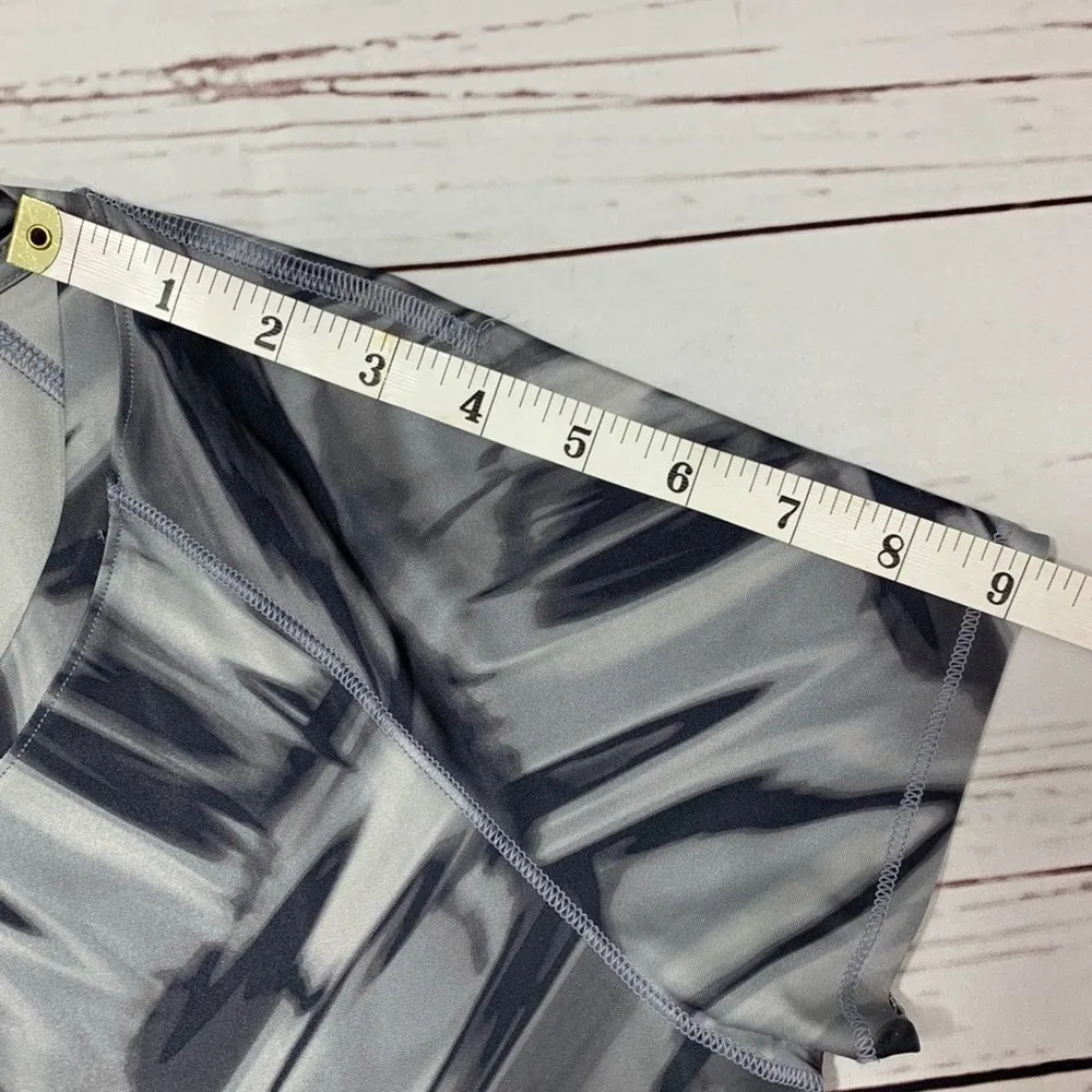 Under Armour  Gray Fitted Exercise Shirt Size Small - Image 93