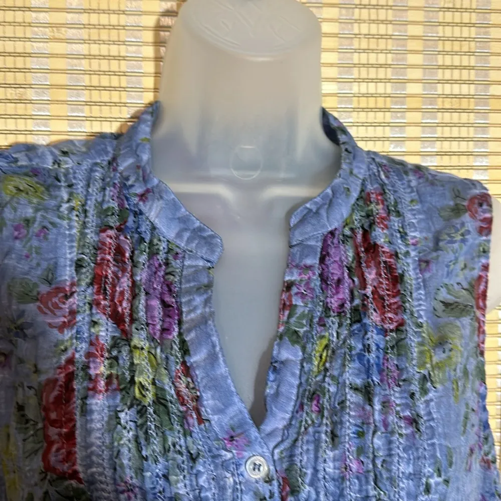 Magazine Blue Floral Half Button Collar Semi Sheer Gauzy Sleeveless Top 1X - Image 6