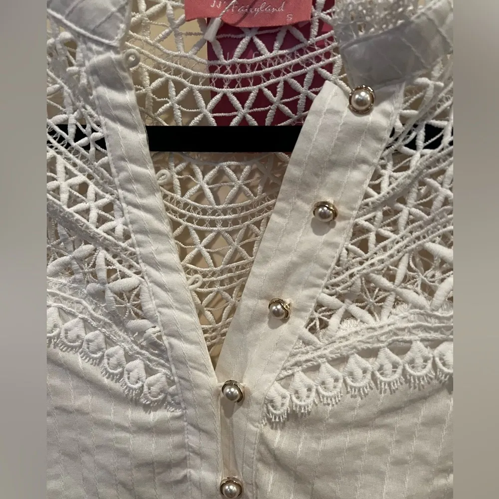 White laced button up blouse with pearled buttons - Image 7