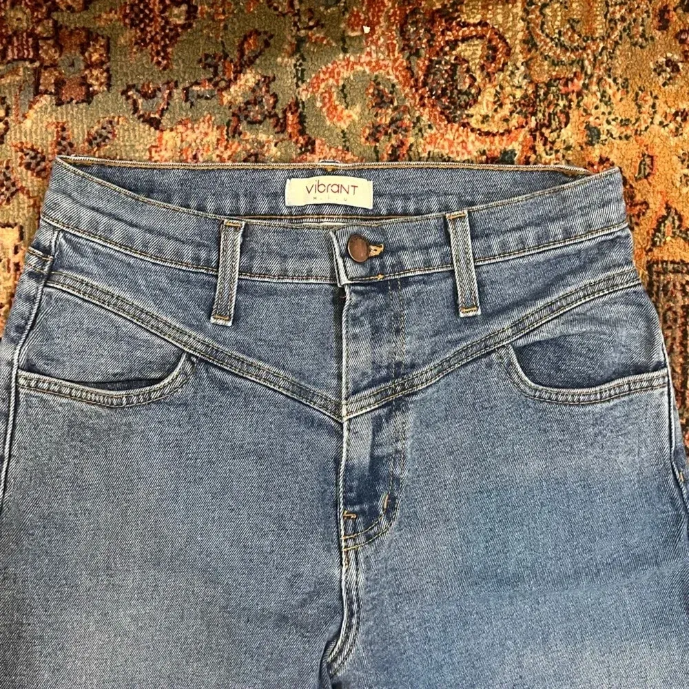 Vibrant Light Wash Mom Jeans - Image 4