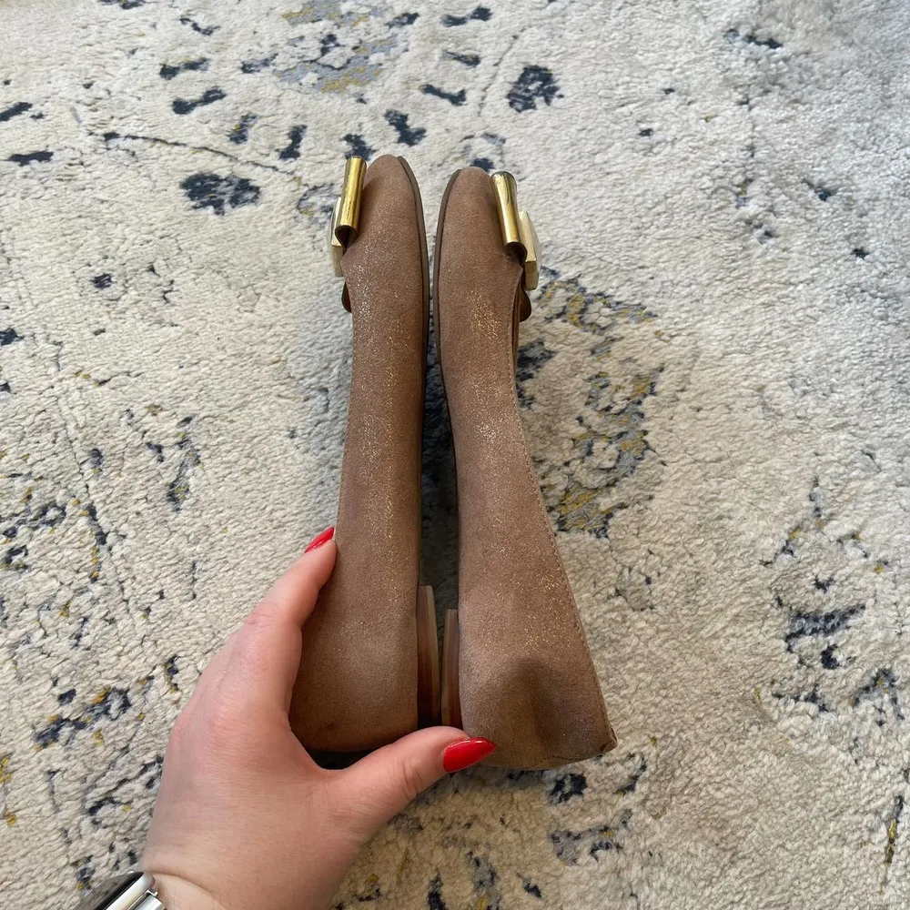 Kate Spade Nude and Gold Rock Stud Bow Ballet Flats Size 7 - Image 10