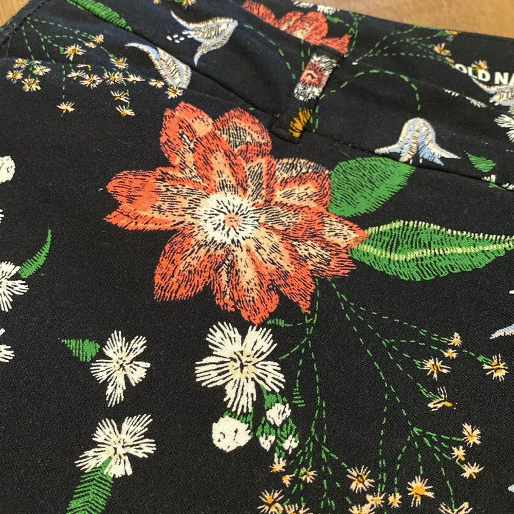 Old Navy Women’s Mid Rise Botanical Multi Floral Spring Pixie Pants Black Sz 12 - Image 6