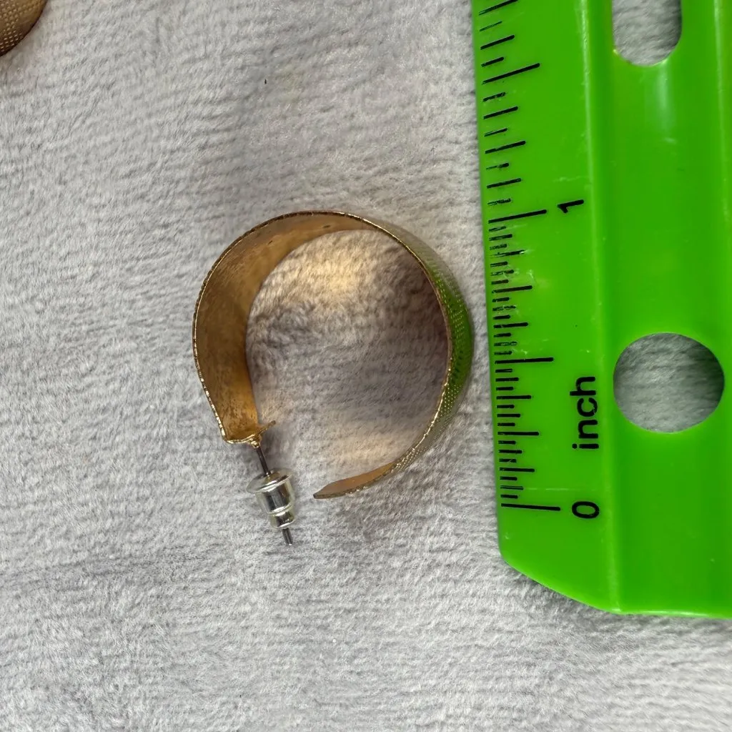 Textured Gold Tone 3/4 Hoop Earrings Pierced Post Back Heart Pattern Engraved - Image 6