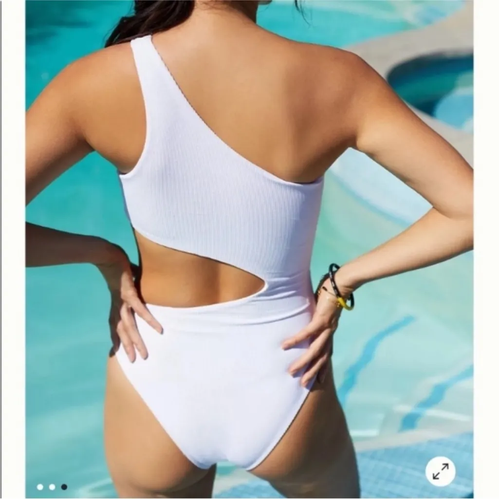 New without all tags. Beach Riot Celine one piece swimsuit white 24688 sz M - Image 3
