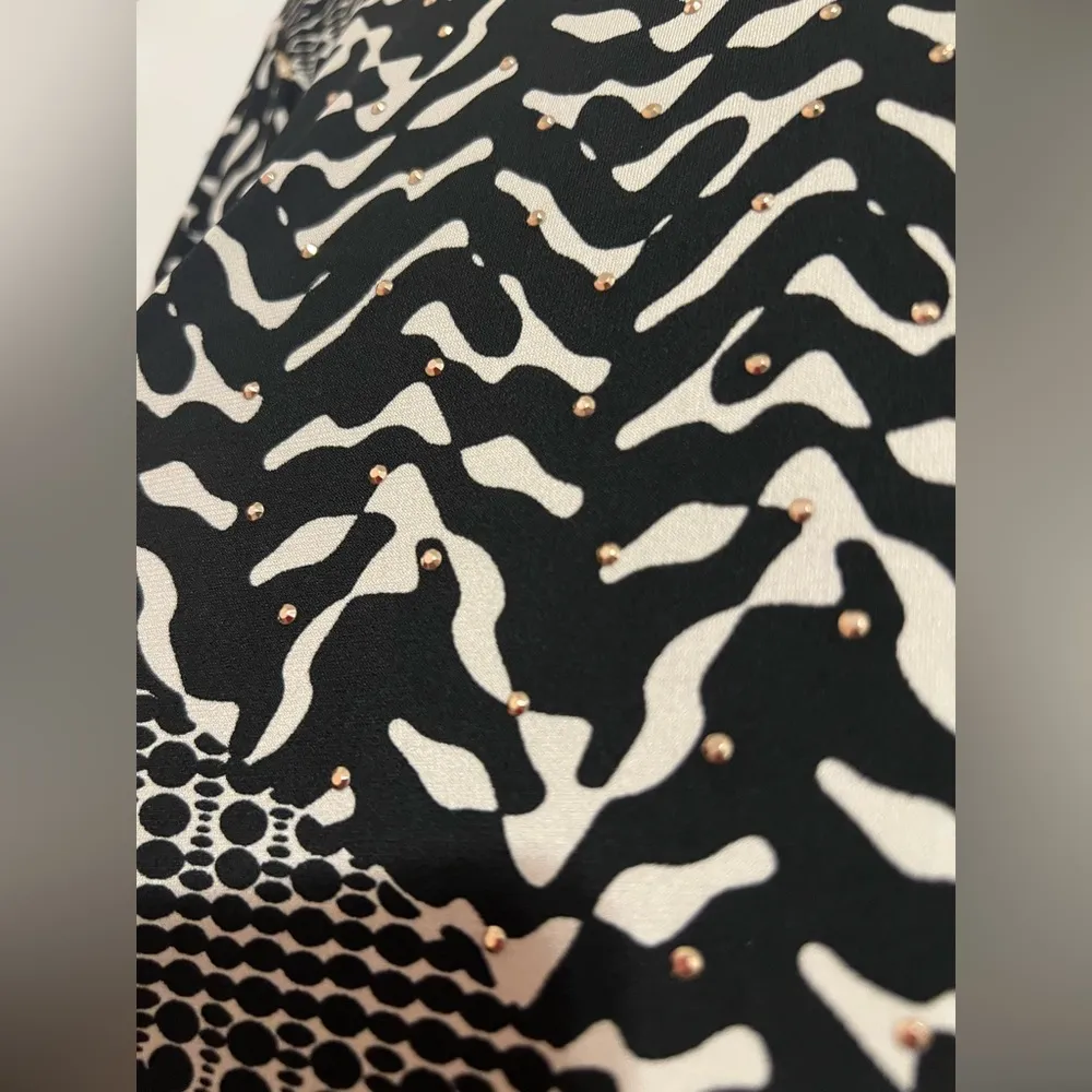 #39 JM COLLECTION • EMBELLISHED FLOWY TUNIC • BLACK/WHITE/MIXED MEDIA - Image 4