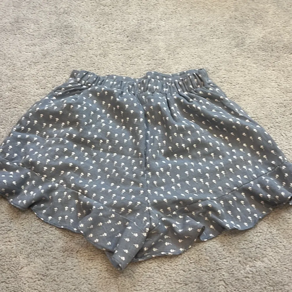 illa illa blue floral shorts size medium - Image 2