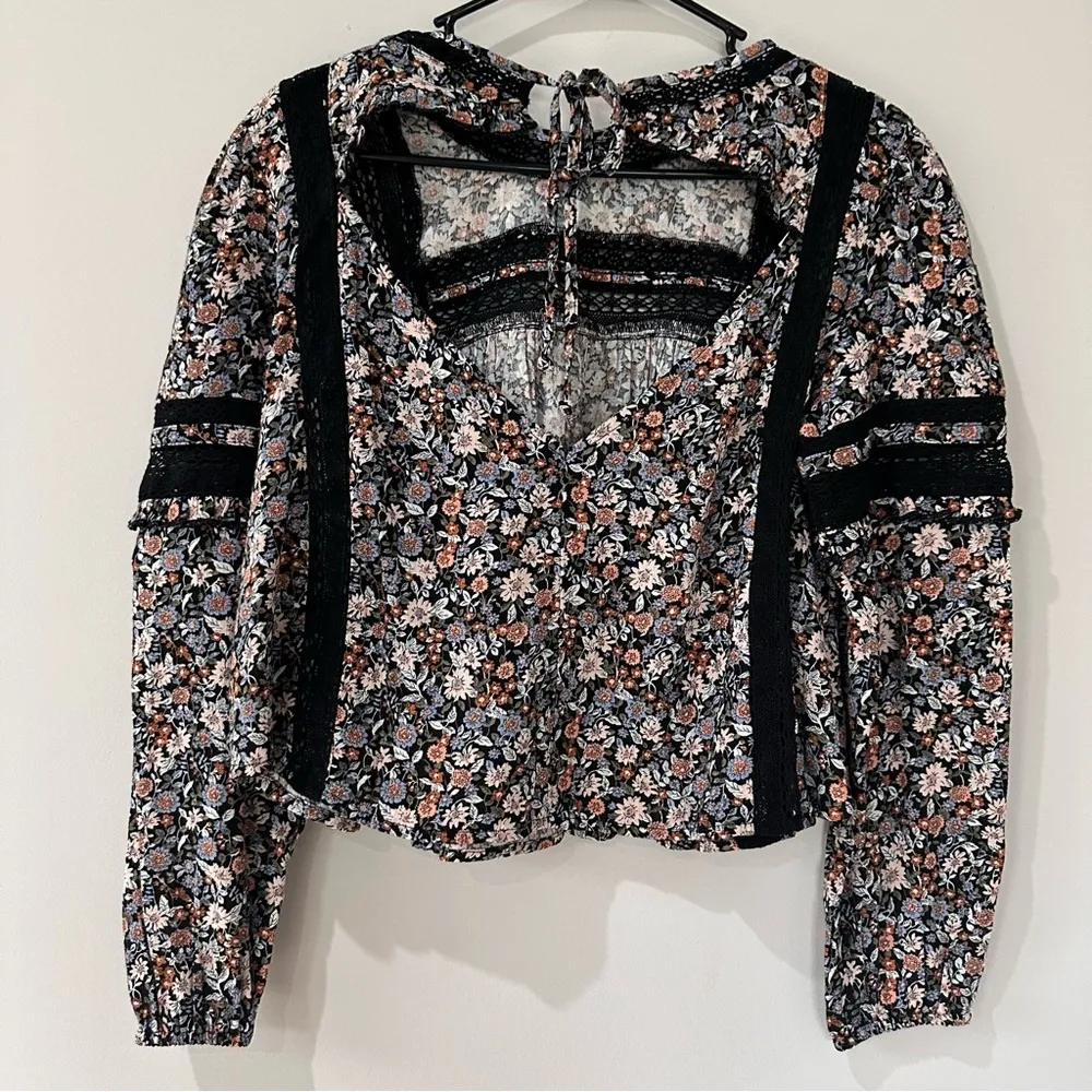 American Eagle Black Floral Lace Trim Long Sleeve Open Tie Back Blouse Size XS - Image 12