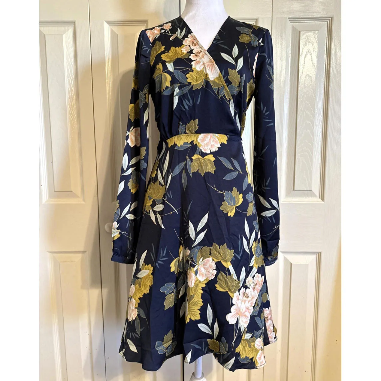 LULU’S Floral Navy Blue Stain Wrap Dress Adjustable Waist Sz Small, Love is Life - Image 2