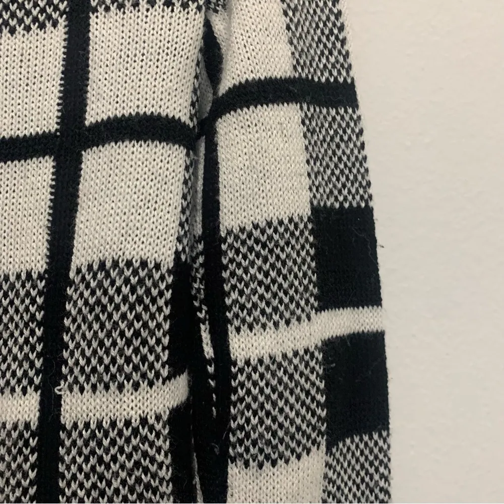 Timing White and Black Sweater Size Small - Image 9