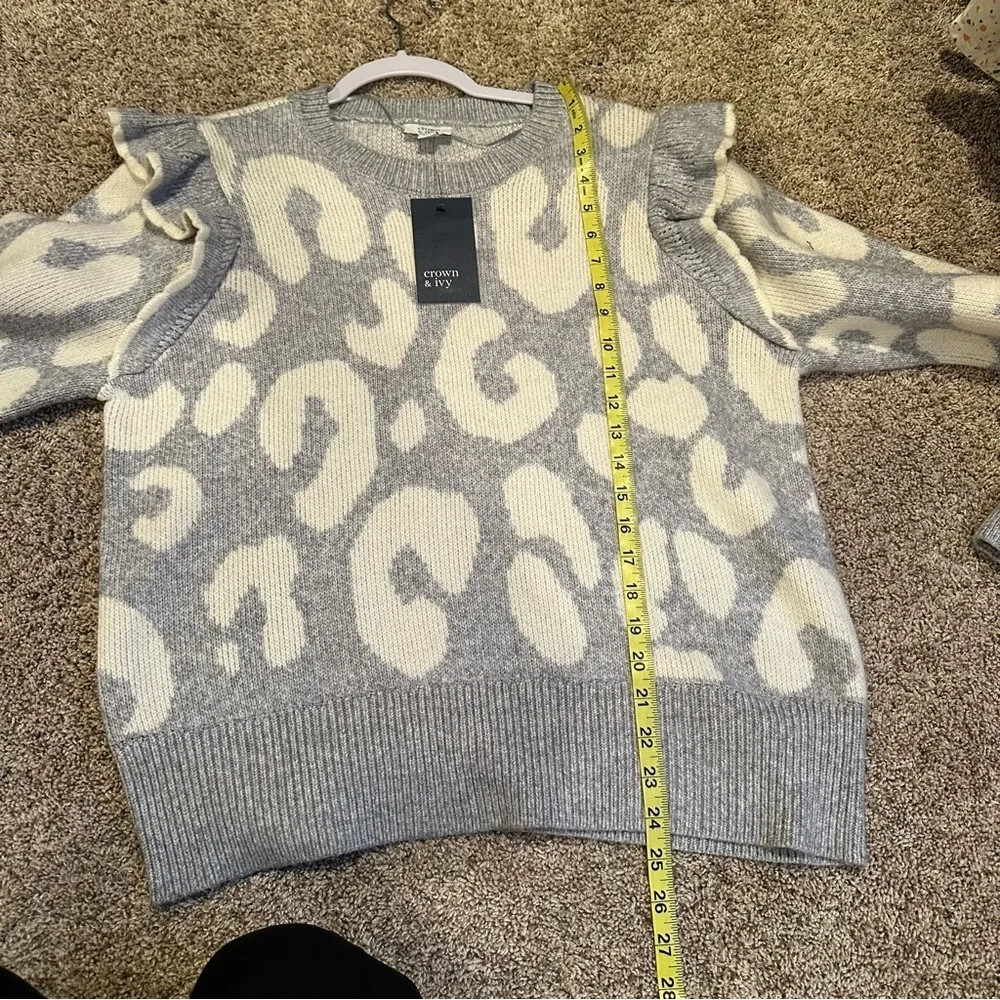 Crown & Ivy Women’s XL Gray and White Animal Print Ruffle Sweater NWT - Image 8