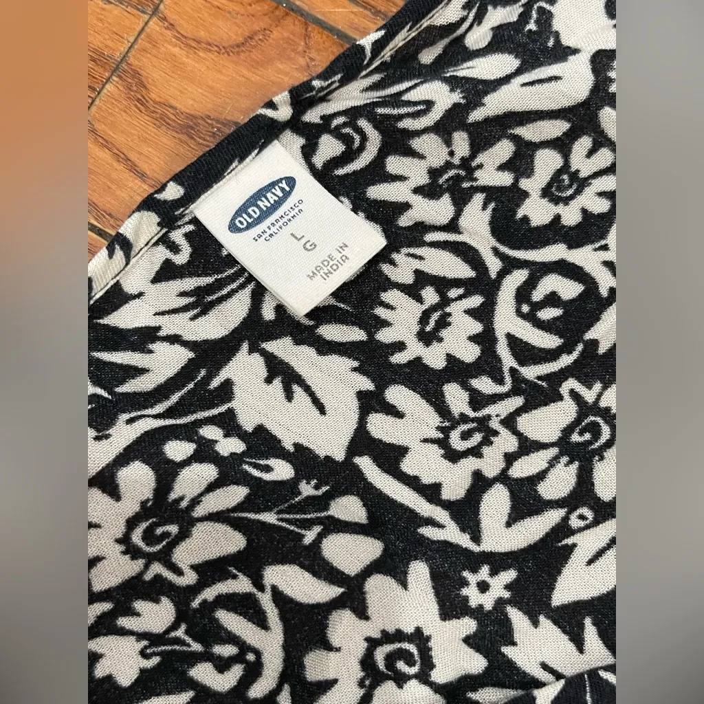 Old Navy Black and White Floral Top - Image 3