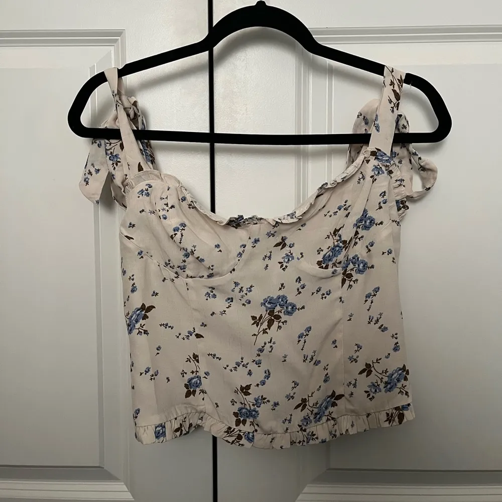 ASTR The Label Cream Shoulder Tie Dress Top with Blue and Brown Floral Print - Image 3