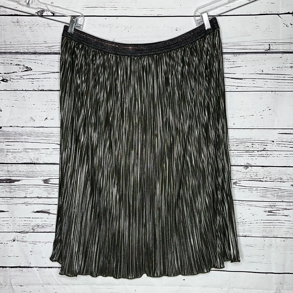 Skies are Blue 2X Green - Metallic Silver High Low Hem Pull On Pleated Skirt - Image 3