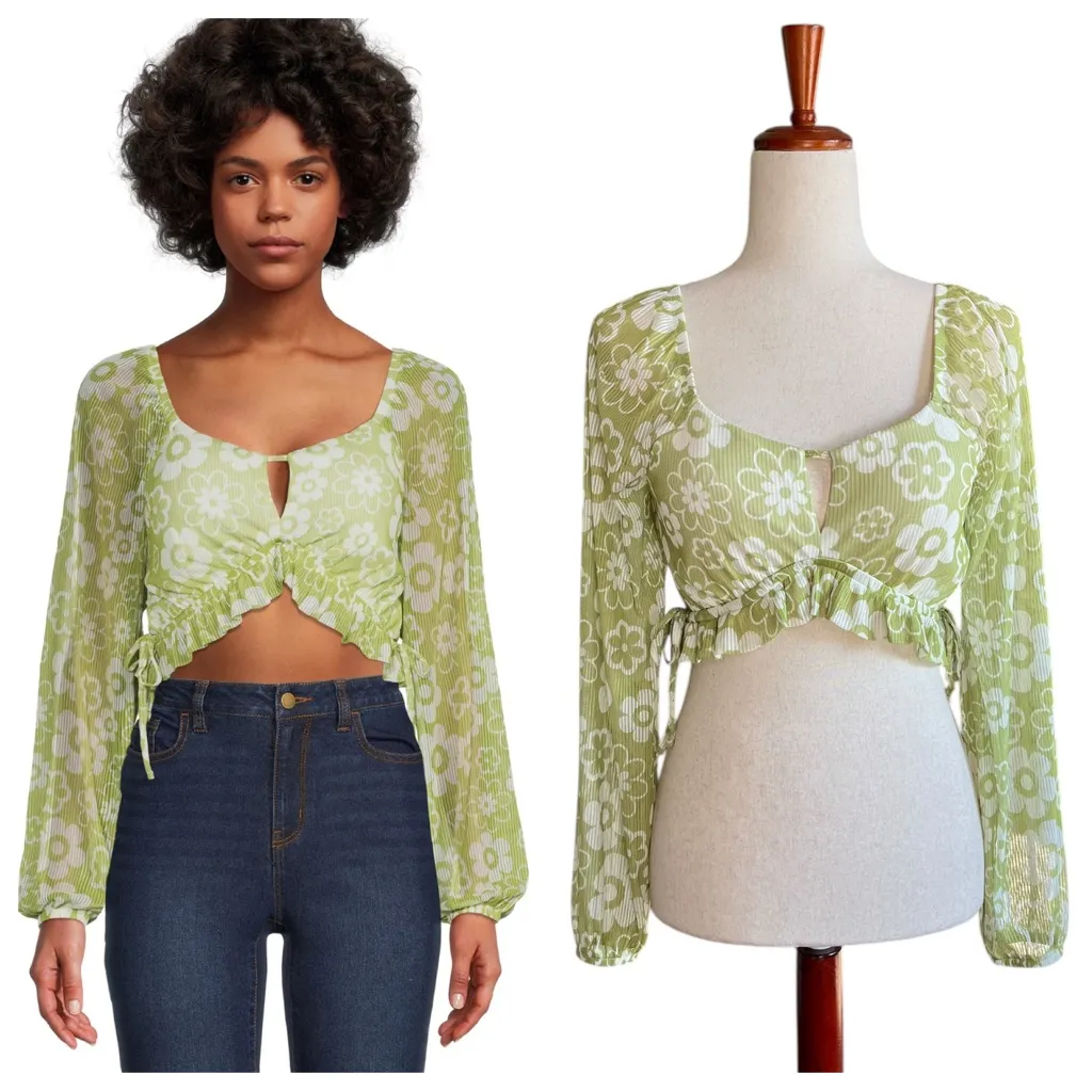 Madden NYC Juniors’ Cropped Keyhole Top with Long Sleeves White Size undefined - Image 2