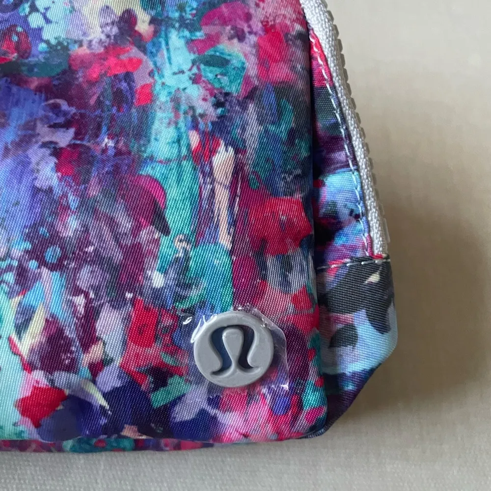 Everywhere Belt Bag 1L - Flower Glide Multi/Vapor - Image 2