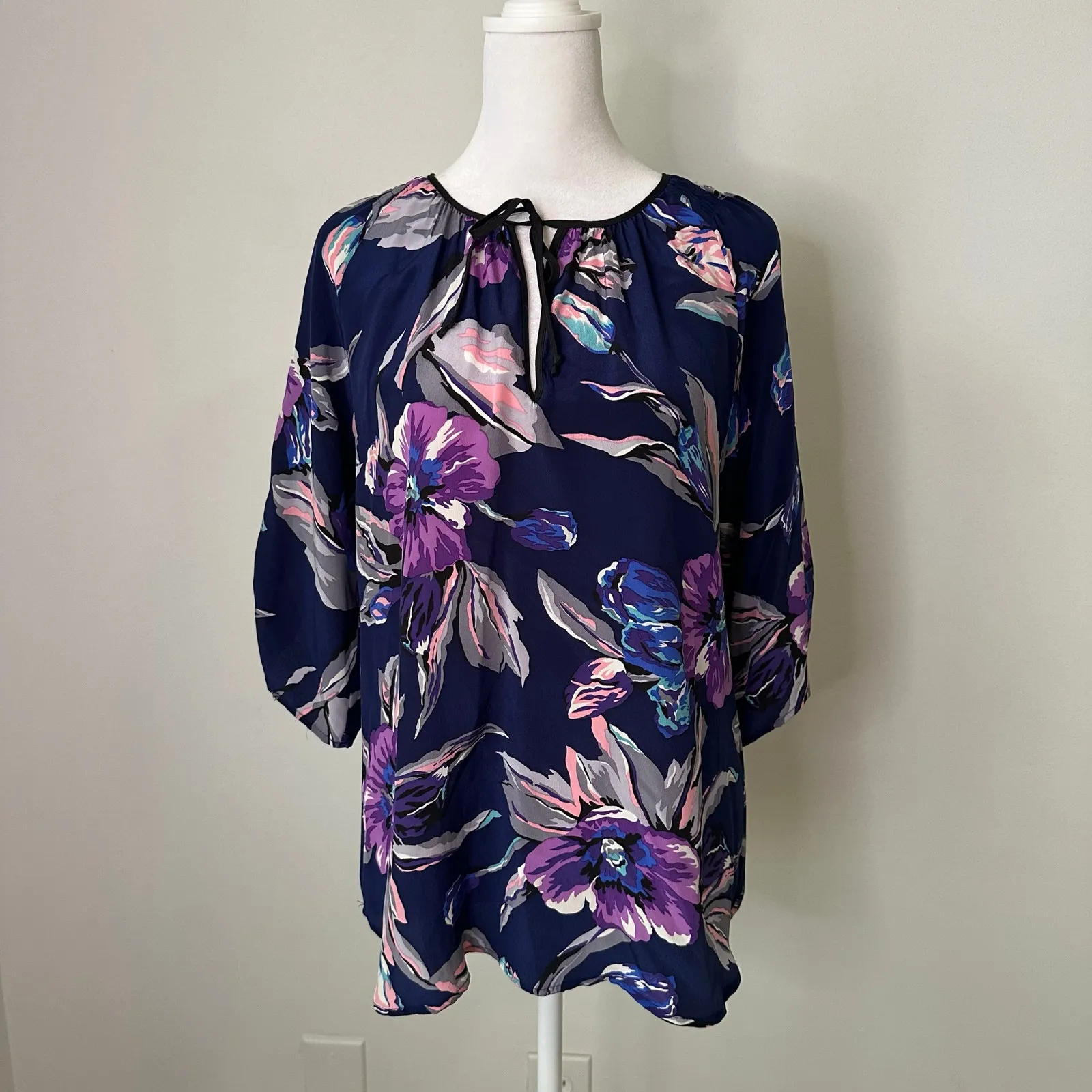 Yumi Kim navy blue floral silk 3/4 sleeve top size XS - Image 2