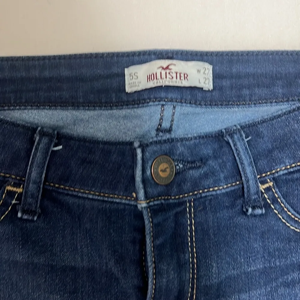 MEDIUM WASH HOLLISTER JEGGINGS SIZE 5S - Image 2