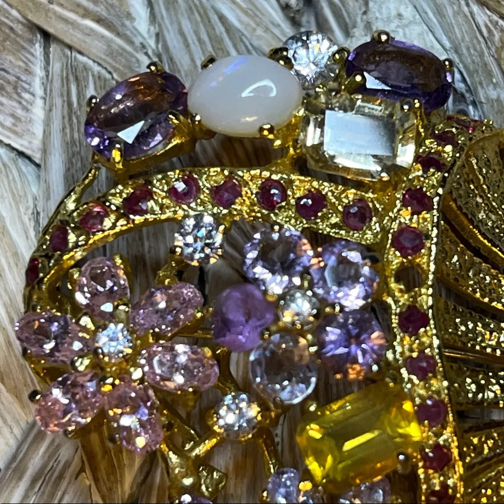 Elegant Gold Tone and Shades of Purple Giardinetti Brooch - Image 6
