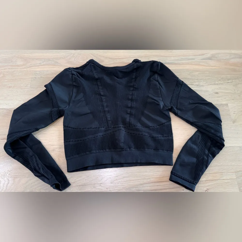 Cropped long sleeve black athletic top MEASUREMENTS Size undefined - Image 4