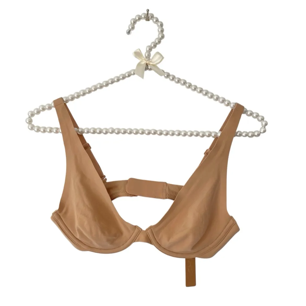 Skims NWTs Fits Everybody High Apex Unlined Plunge Bra size 34A Clay Nude - Image 5