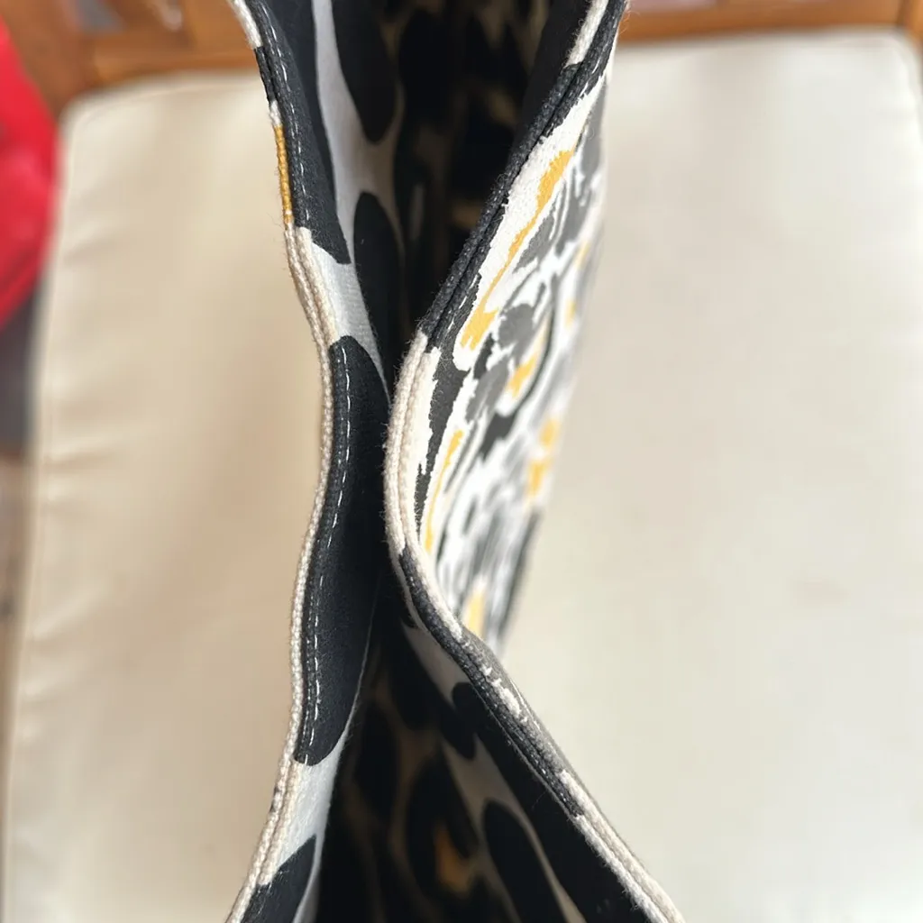 Like new black gray white and yellow tote bag. Magnetic clip - Image 4