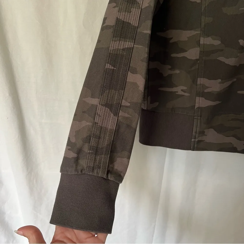 Athleta Farrallon camo crewneck sweatshirt size small - Image 3