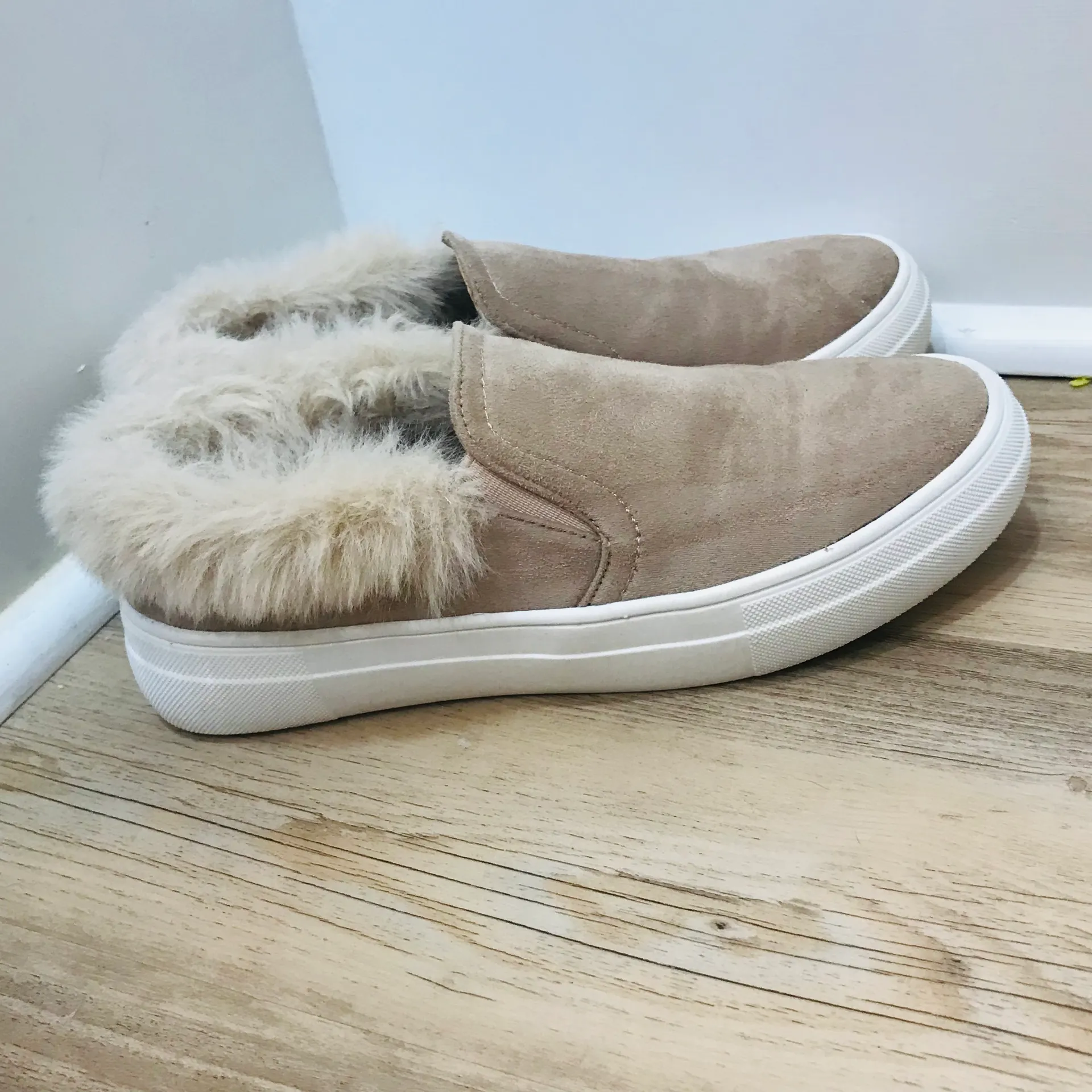 fur lined slip on sneaker sz 6.5. - Image 7