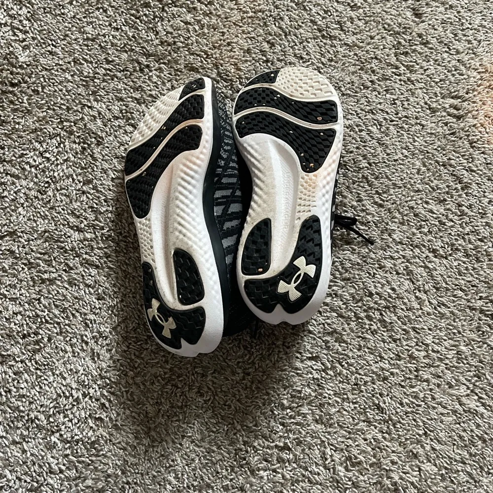 UA Charged Running Shoe Size 8.5 - Image 5