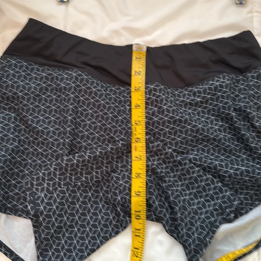 Oiselle Roga Shorts, Size 6 - Image 8