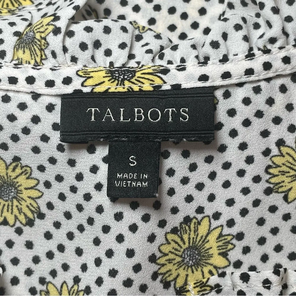 Talbots Sleeveless Ruffle Neck Henley Popover in Daisy Dot Print Small Flower - Image 6