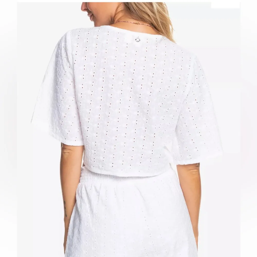 Roxy WHITE EYELET TIE FRONT CROP TOP Sz L - Image 7