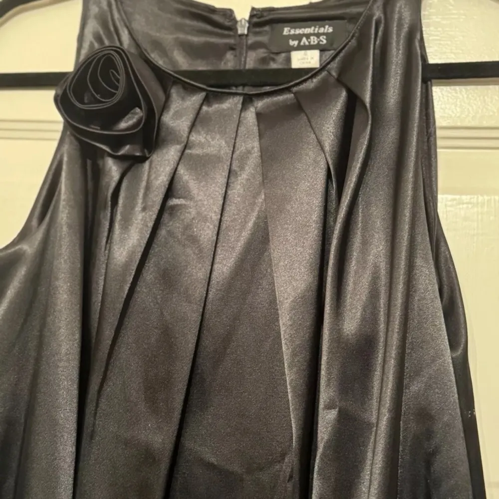 Vintage Essentials By A•B•S Women’s Satin Cocktail Dress Pleated With Rose US8 Black Size 8 - Image 3