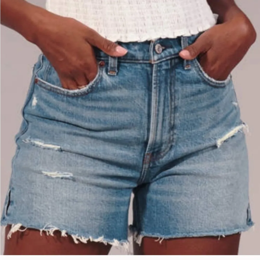 Abercrombie & Fitch high rise 4” distressed denim shorts 12/31 - Image 11