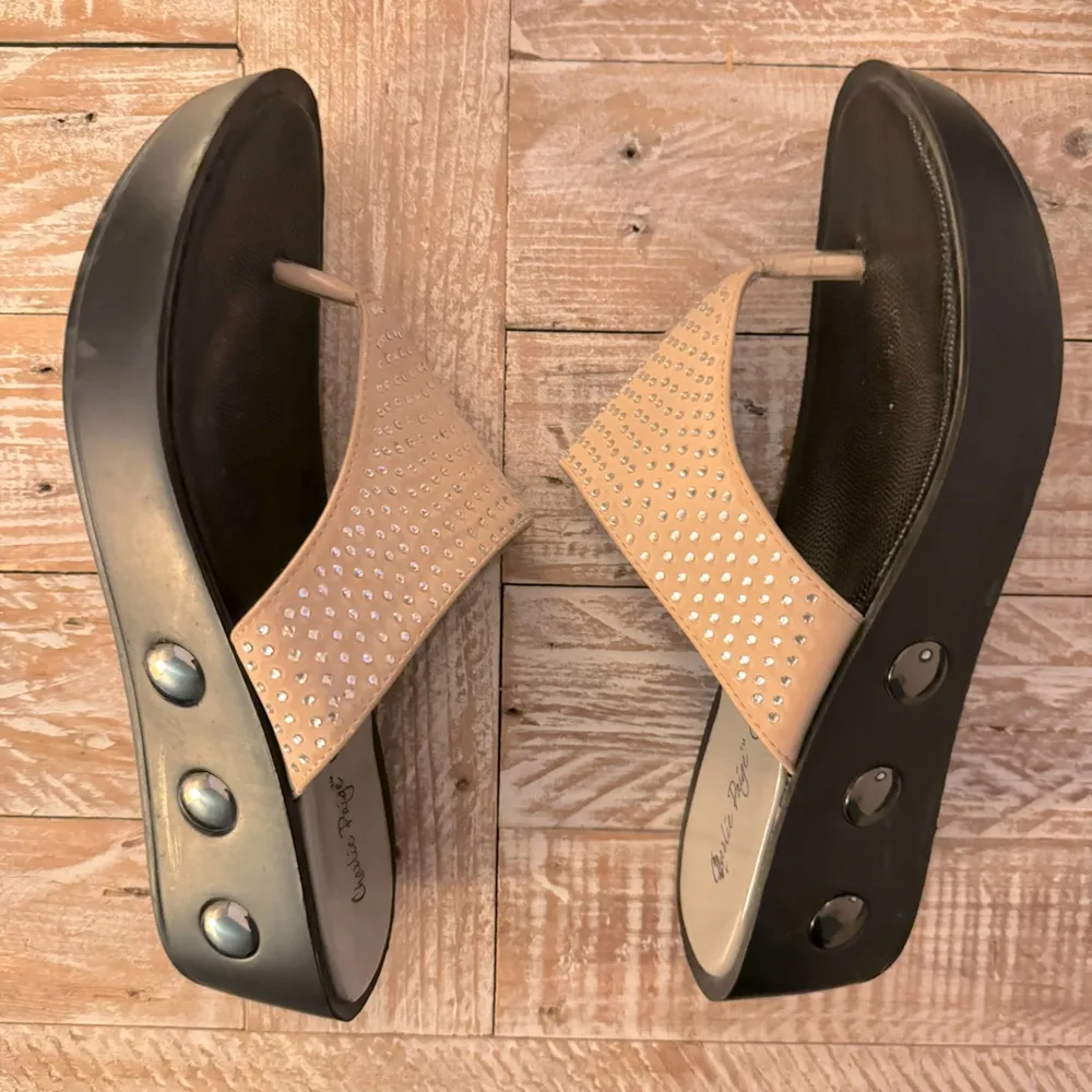 🌟Charlie Paige Rhinestone Flip Flop Wedges Sandals🌟 ~9 - Image 4