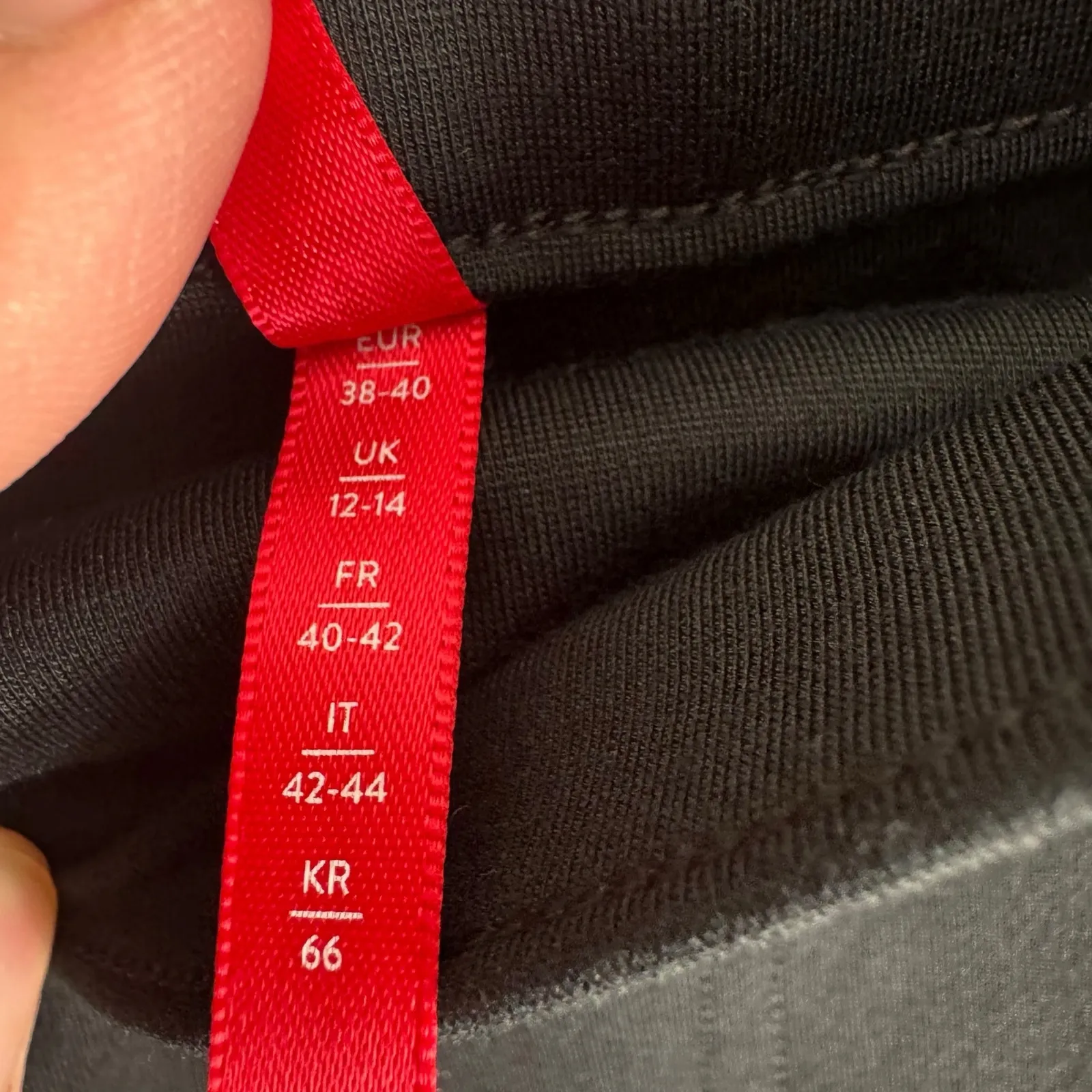 SPANX Black Medium Rise Straight Leg Cropped Compression Leggings Size MP - Image 6