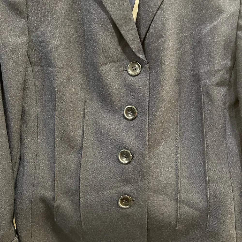 Le Suit Pant Suit Size 8 Navy Blue Jacket/pants/scarf Suit. NWT - Image 3