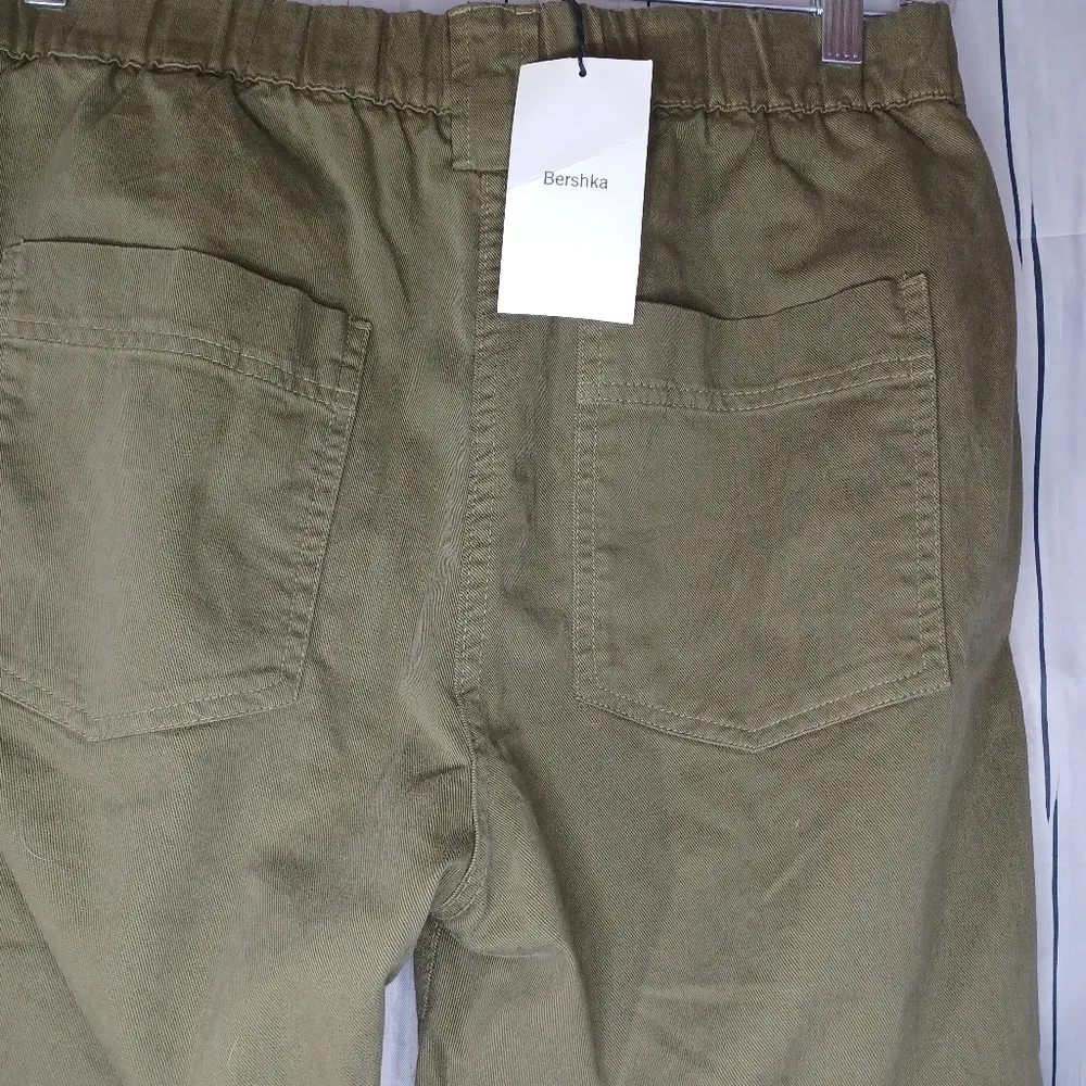 Bershka Women's Olive Green Cargo Pants NWT - Image 13