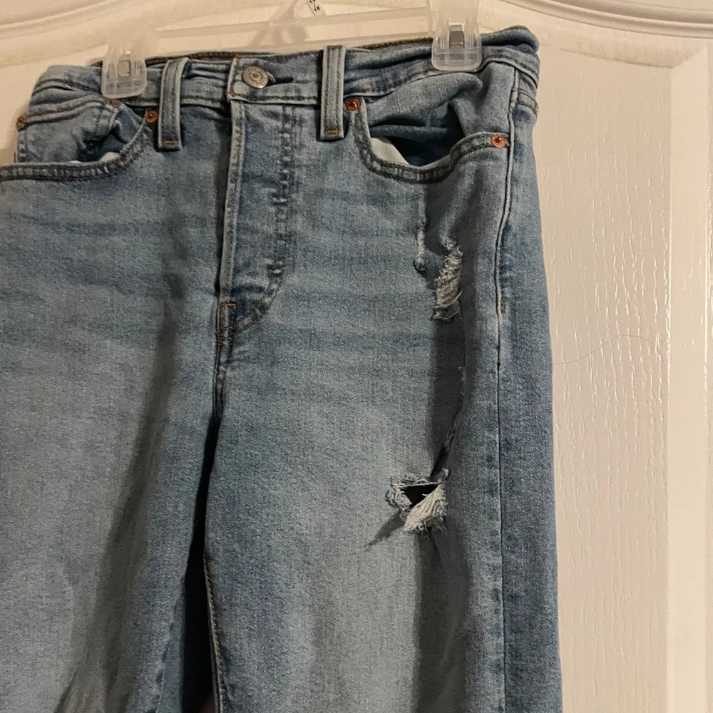 Levi’s Wedgie Straight Distress Button Up Raw Hem Denim Jeans Size 27 Light Wash - Image 4