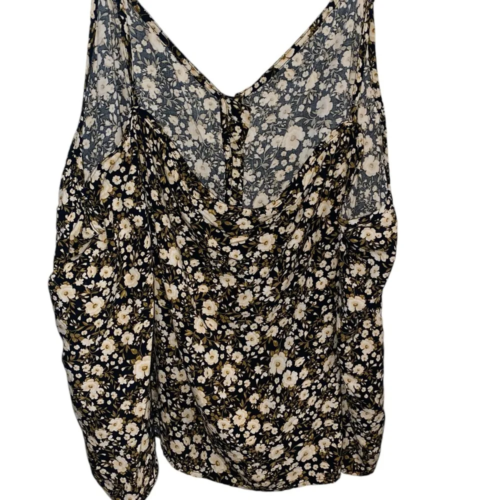 Old Navy black and cream floral tank top - Image 5