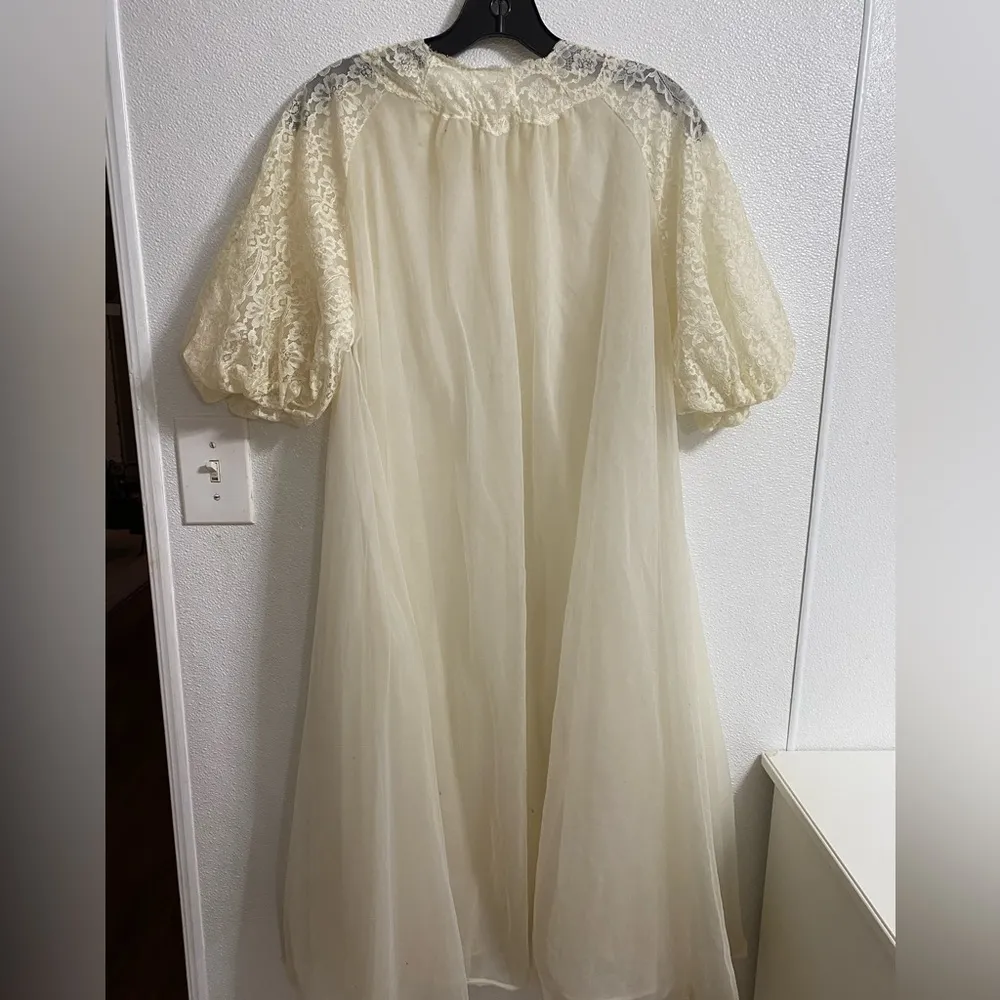 𝅺Vanity Fair negligee of cream nylon w/ lace neckline Short Sleeve Robe Vintage - Image 2