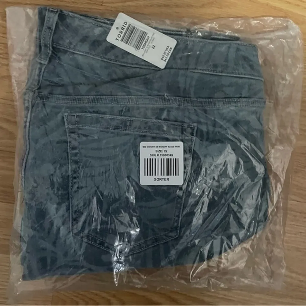 Torrid Graphic Shorts Size 22 - Image 4