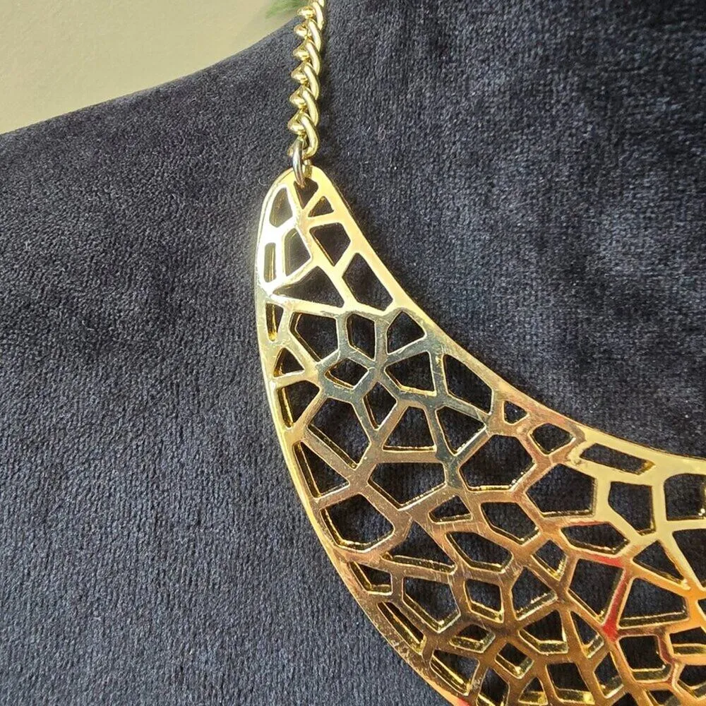 Womens Gold Tone Abstract Linear Cutout Metal Bib Necklace with Lobster Clasp - Image 5