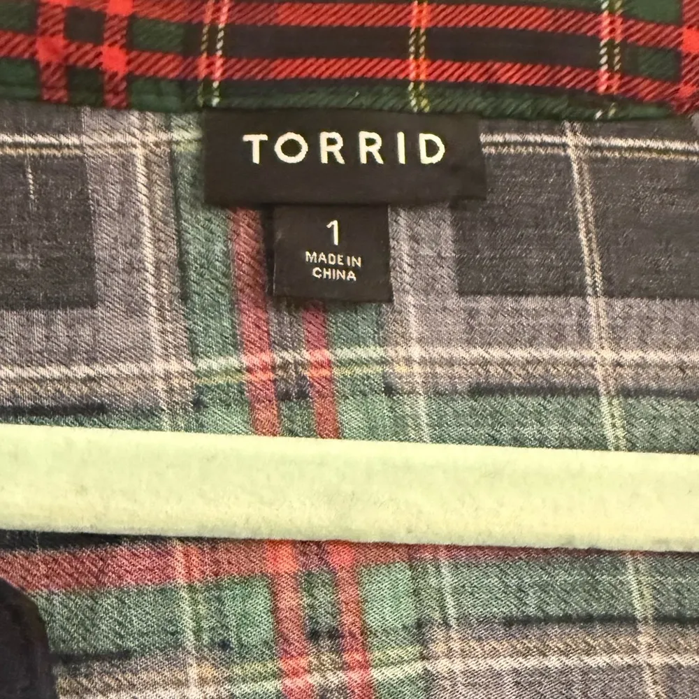 Torrid Babydoll Twill Smocked Button-Front Tunic Top in Holiday Plaid - size 1 - Image 4