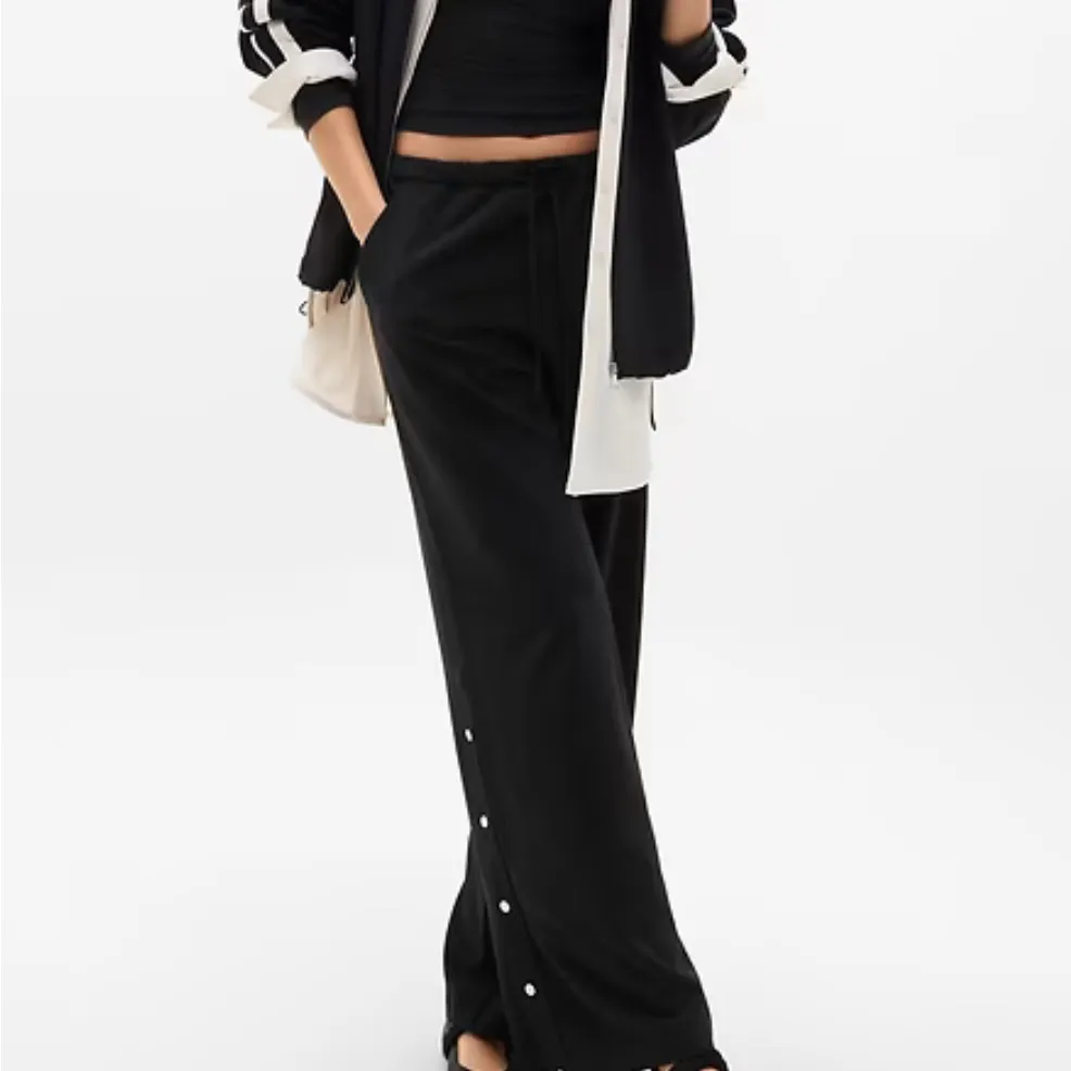 Athleta Black MVP Mid Rise Wide Leg Snap Pants Size XL MSRP 129.00 - Image 2