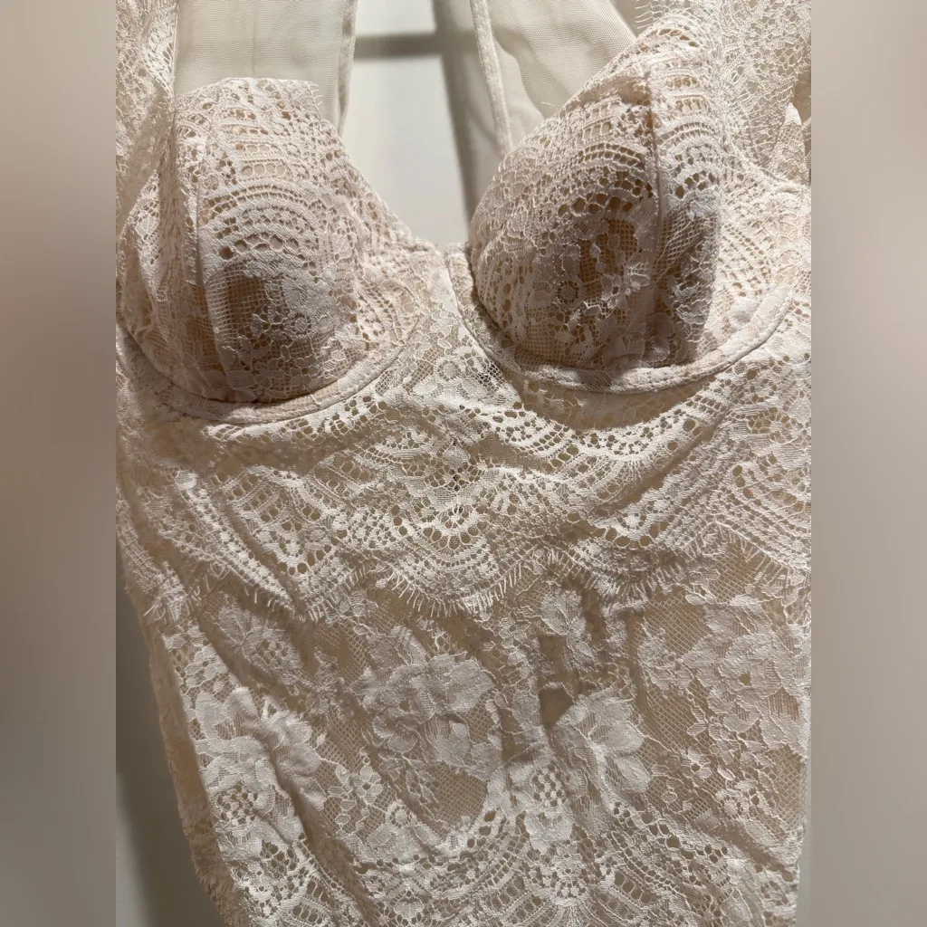 Victoria’s Secret Cream lace long sleeve bodysuit‎ with back cutout Size 32C - Image 3
