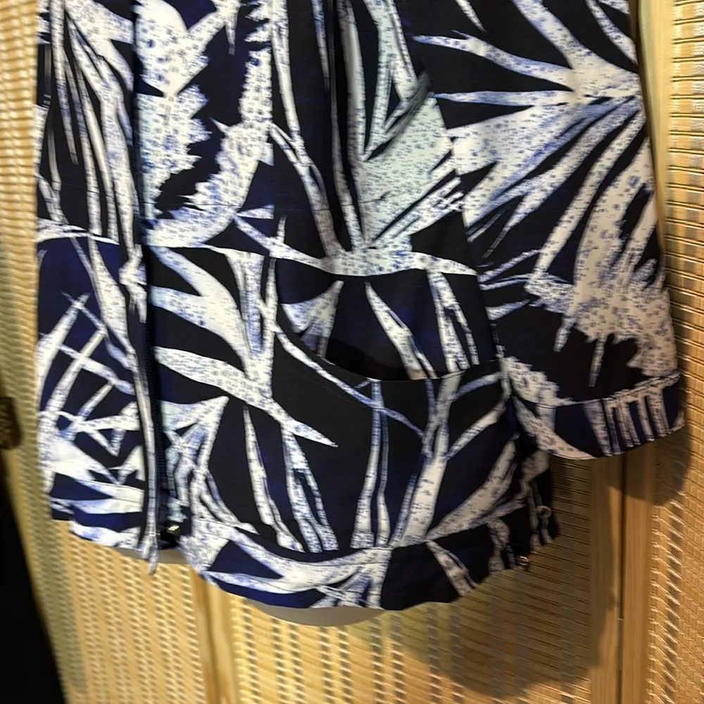 Chico's Zenergy Navy Blue White Zip Front Batik Palm Fern Print Jacket 2/Med - Image 8