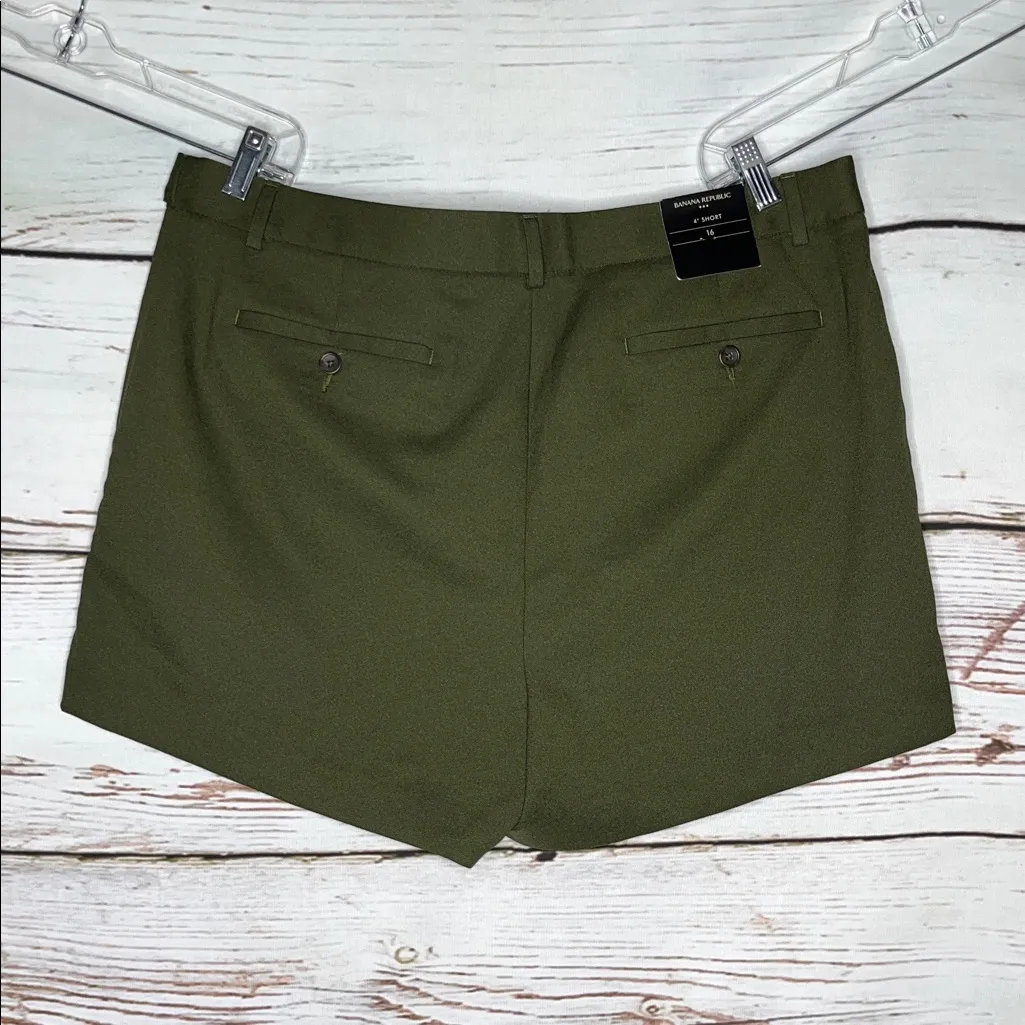 Banana Republic NWT Size 16 Green 4” Inseam Shorts w/ Tie Belt - Image 2