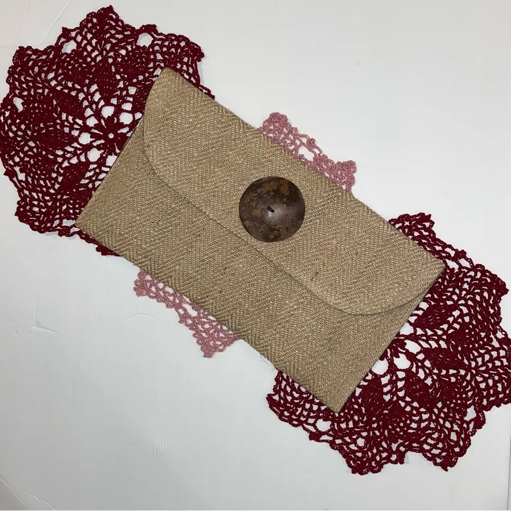 Adorable vintage jute leopard print lined envelope clutch with chunky button Tan - Image 3